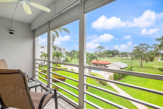 6850 10th Avenue N 310, Greenacres, FL 33467