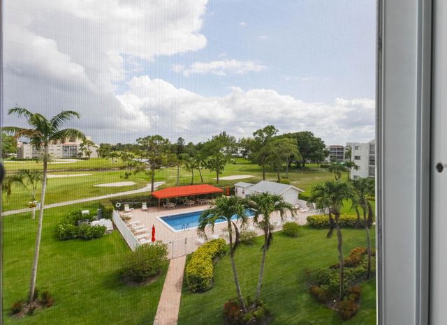 6850 10th Avenue N 310, Greenacres, FL 33467