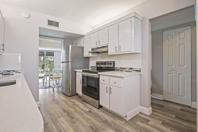 6850 10th Avenue N 310, Greenacres, FL 33467