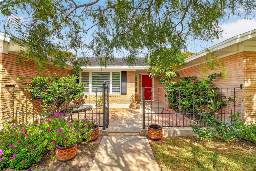 438 Haroldson Dr, Corpus Christi, TX 78412 — exterior