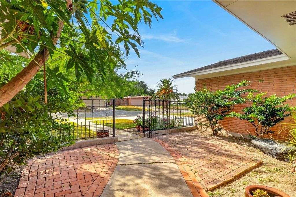 438 Haroldson Dr, Corpus Christi, TX 78412 — photo 2