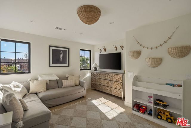 131 S Saltair Avenue, Los Angeles, CA 90049