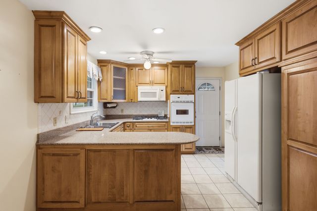 208 Lake Terrace Dr, Hendersonville, TN 37075