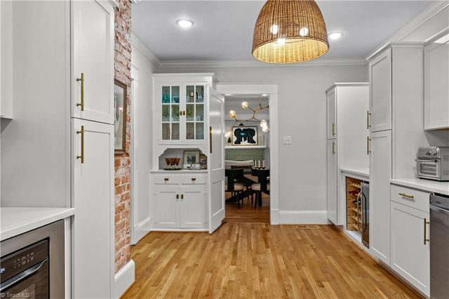 1606 W End Place, Greensboro, NC 27403