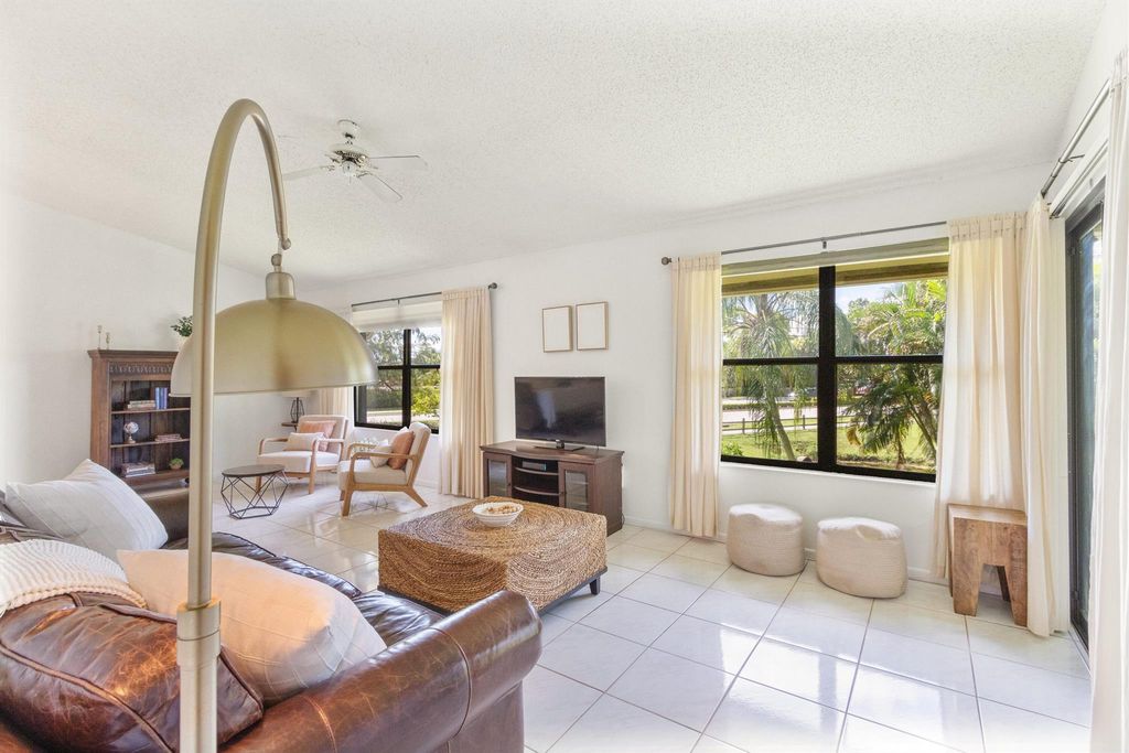 Image 10 of property listing at 12950 Dartford Trail 15, Wellington, FL 33414