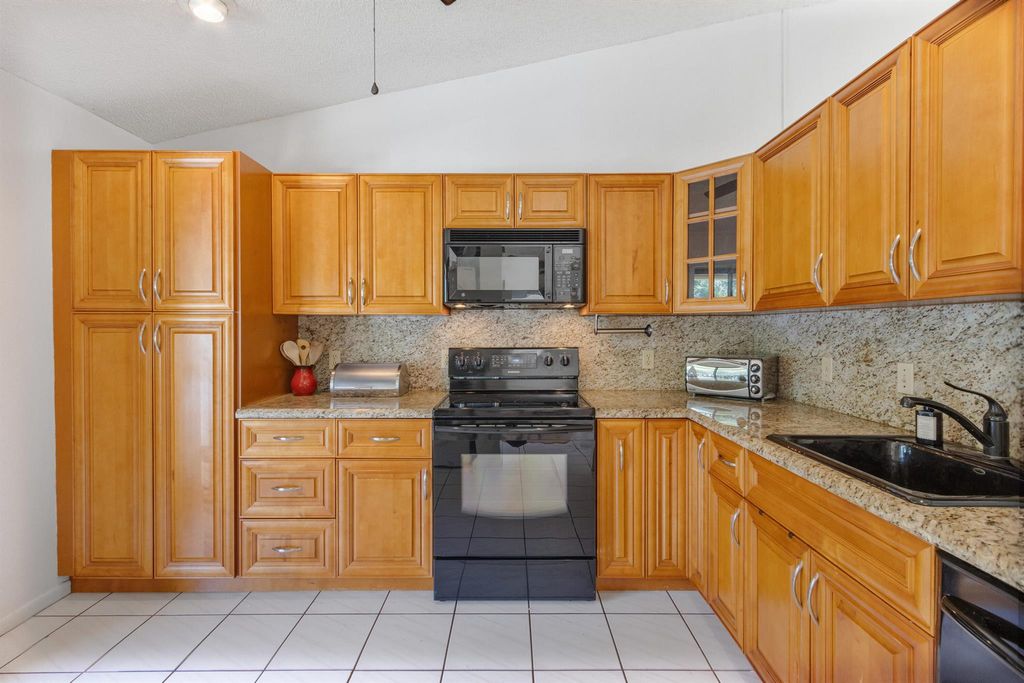 Image 12 of property listing at 12950 Dartford Trail 15, Wellington, FL 33414
