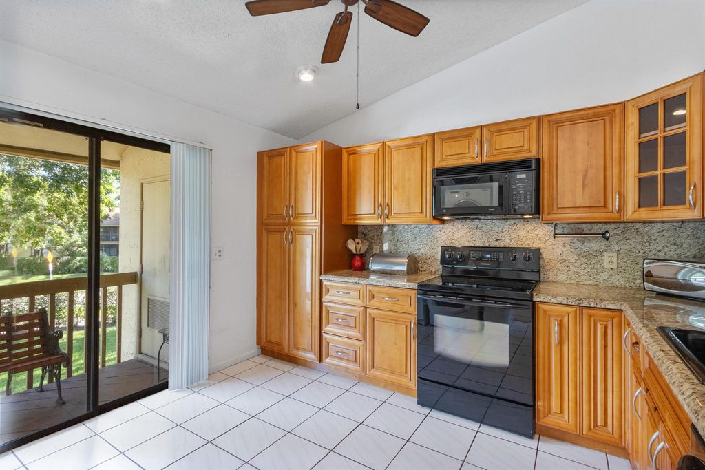 Image 13 of property listing at 12950 Dartford Trail 15, Wellington, FL 33414