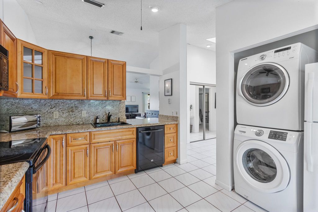 Image 14 of property listing at 12950 Dartford Trail 15, Wellington, FL 33414