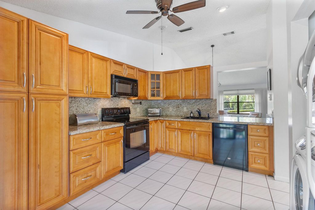 Image 16 of property listing at 12950 Dartford Trail 15, Wellington, FL 33414