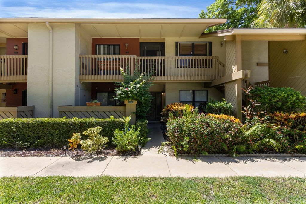 Image 2 of property listing at 12950 Dartford Trail 15, Wellington, FL 33414