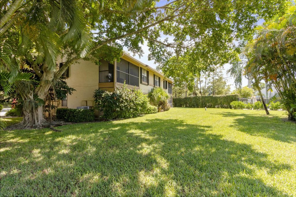 Image 30 of property listing at 12950 Dartford Trail 15, Wellington, FL 33414