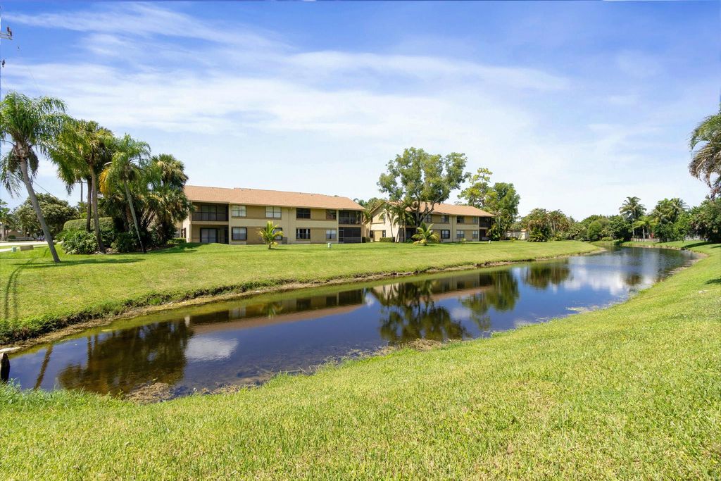 Image 31 of property listing at 12950 Dartford Trail 15, Wellington, FL 33414
