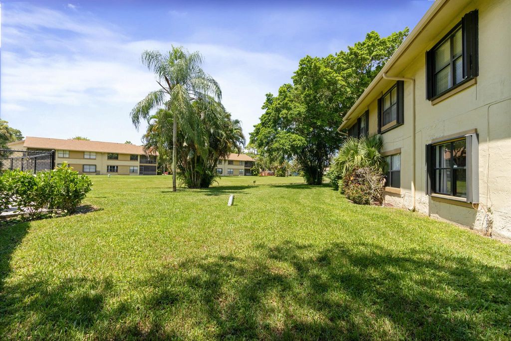 Image 32 of property listing at 12950 Dartford Trail 15, Wellington, FL 33414