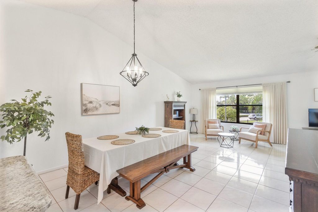 Image 4 of property listing at 12950 Dartford Trail 15, Wellington, FL 33414