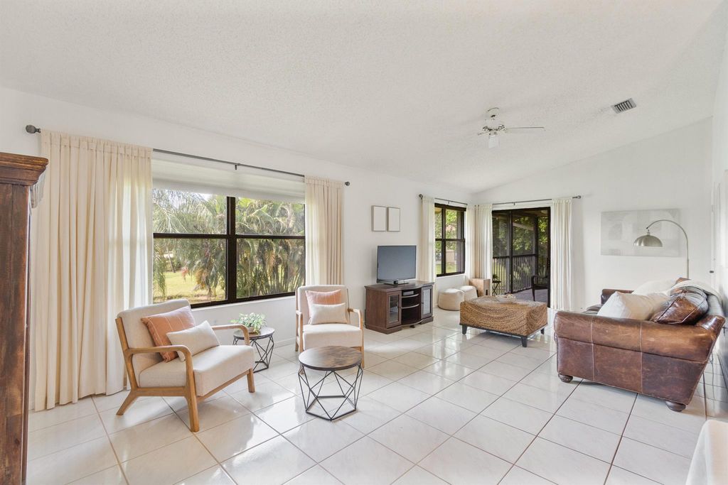 Image 6 of property listing at 12950 Dartford Trail 15, Wellington, FL 33414