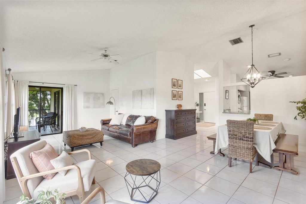 Image 8 of property listing at 12950 Dartford Trail 15, Wellington, FL 33414
