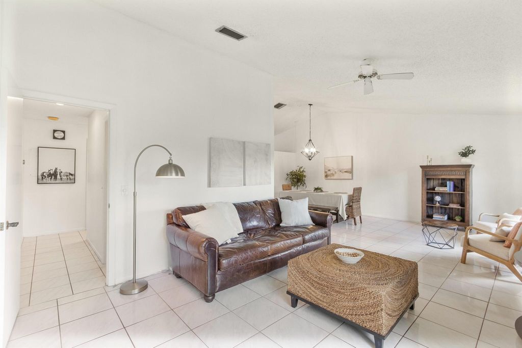 Image 9 of property listing at 12950 Dartford Trail 15, Wellington, FL 33414