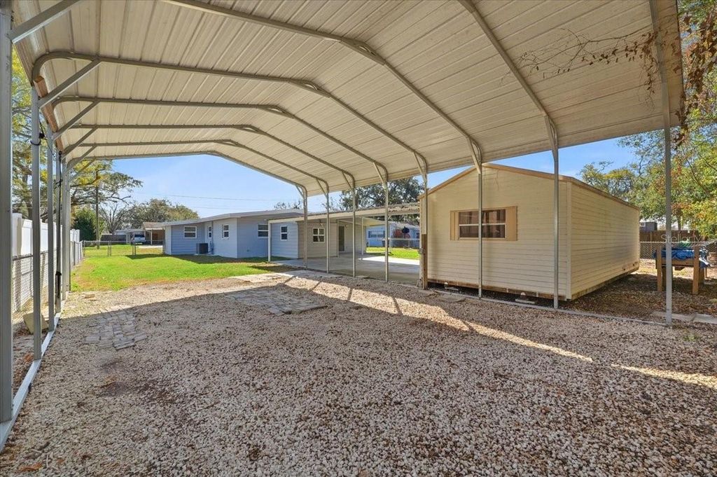 Image 3 of property listing at 138 HAWTHORNE ROAD, Auburndale, FL 33823