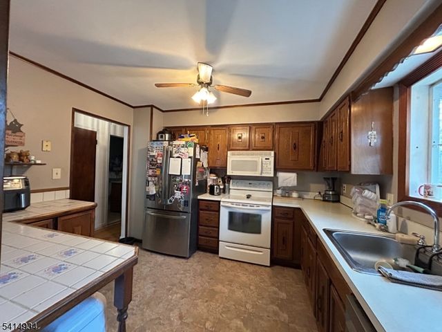110 Metro Trl, Hopatcong Boro, NJ 07843