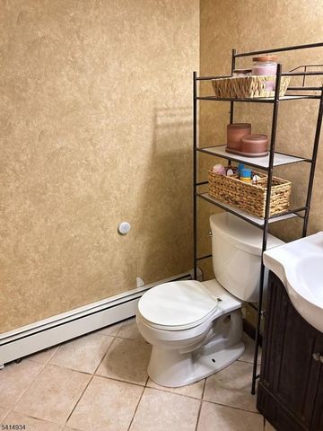 110 Metro Trl, Hopatcong Boro, NJ 07843