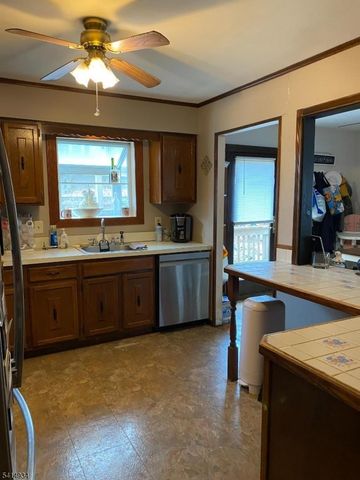 110 Metro Trl, Hopatcong Boro, NJ 07843