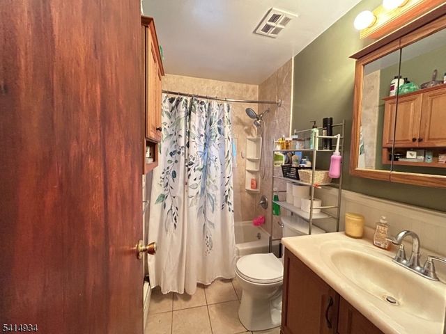 110 Metro Trl, Hopatcong Boro, NJ 07843