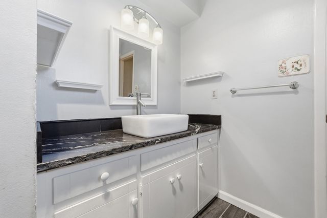 1001 Upland Court NE, Albuquerque, NM 87112