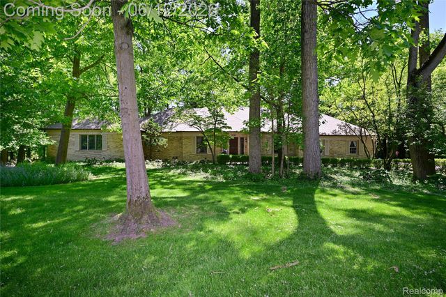 5684 Sussex Court, Troy, MI 48098