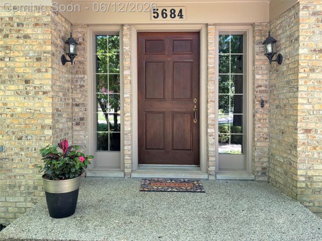 5684 Sussex Court, Troy, MI 48098