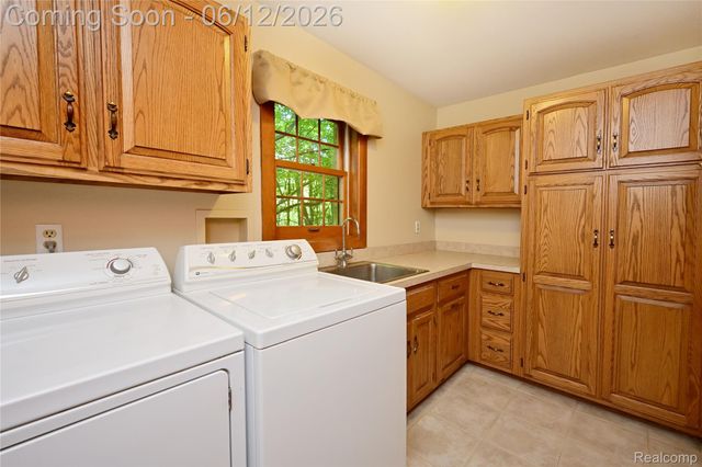 5684 Sussex Court, Troy, MI 48098
