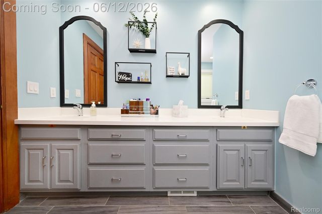 5684 Sussex Court, Troy, MI 48098