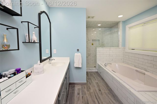 5684 Sussex Court, Troy, MI 48098