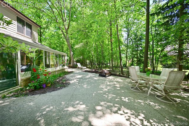 5684 Sussex Court, Troy, MI 48098