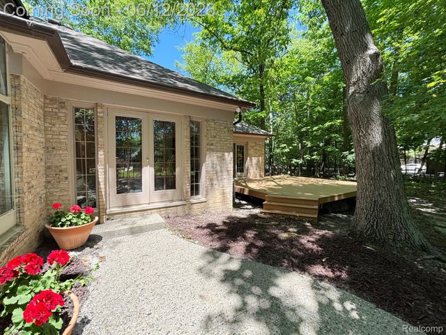 5684 Sussex Court, Troy, MI 48098