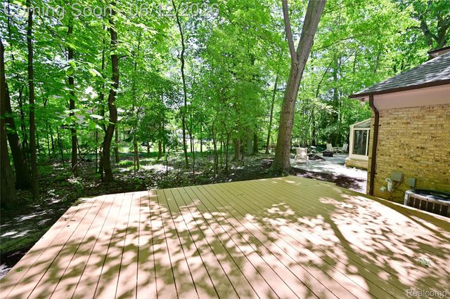 5684 Sussex Court, Troy, MI 48098