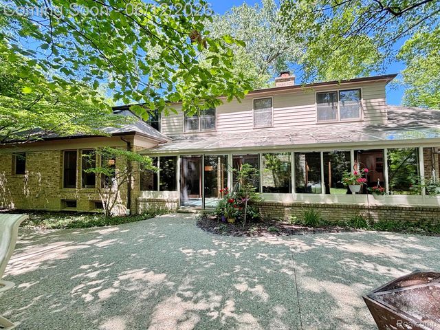 5684 Sussex Court, Troy, MI 48098