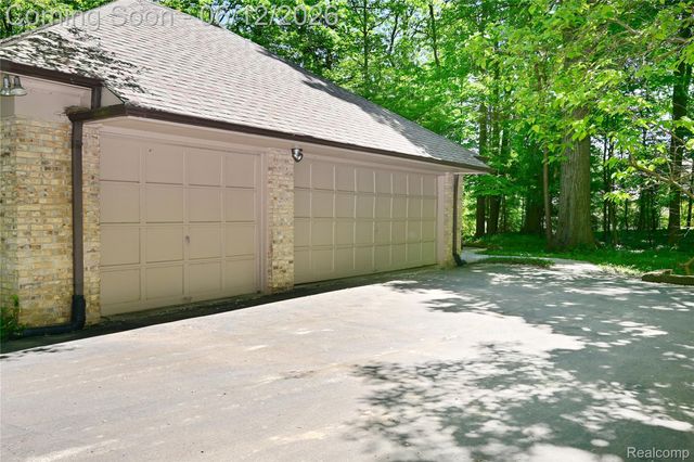 5684 Sussex Court, Troy, MI 48098
