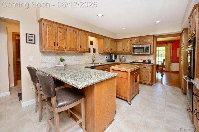 5684 Sussex Court, Troy, MI 48098