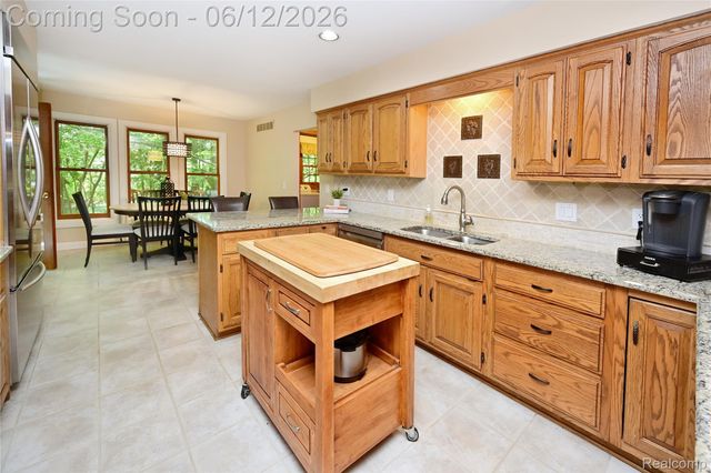 5684 Sussex Court, Troy, MI 48098