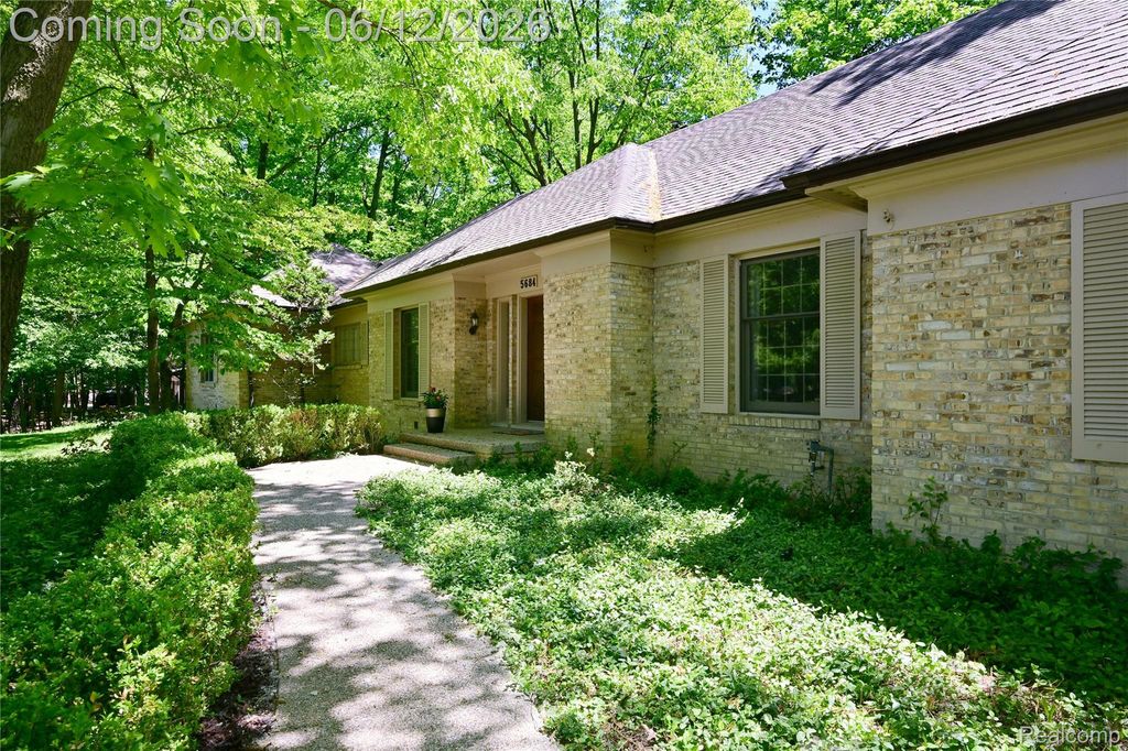 5684 Sussex Court, Troy, MI 48098