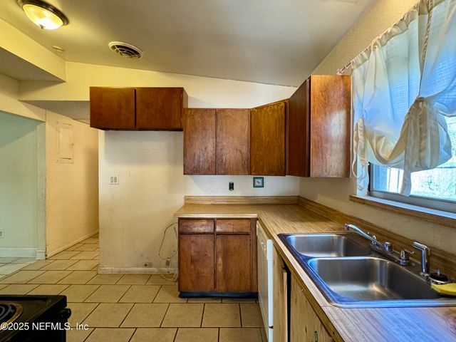 6915 ARQUES Road, Jacksonville, FL 32205