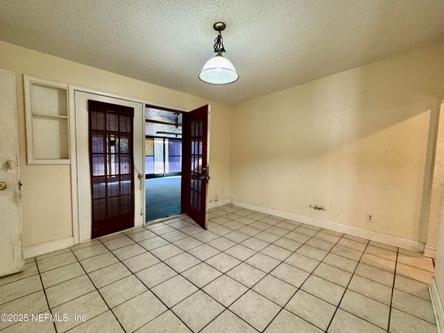 6915 ARQUES Road, Jacksonville, FL 32205