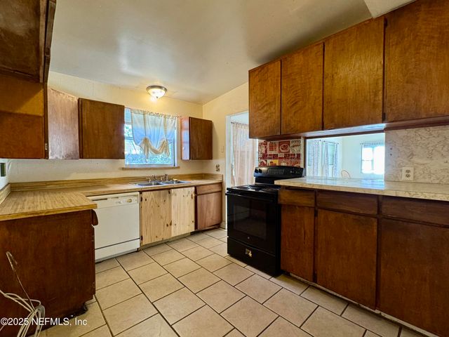 6915 ARQUES Road, Jacksonville, FL 32205