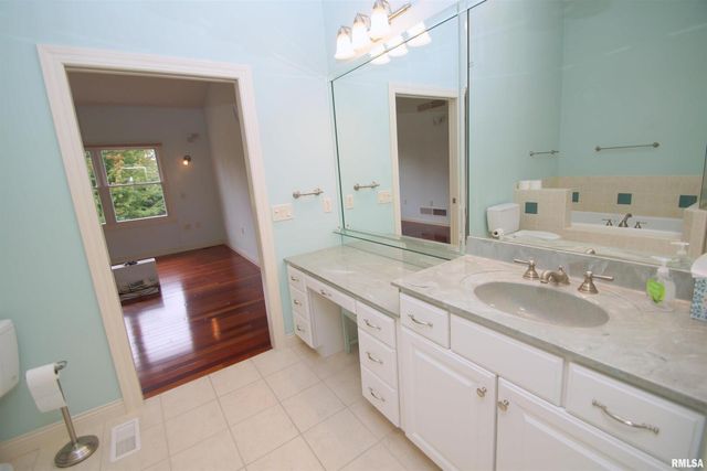 5529 Baraboo Court, Davenport, IA 52804