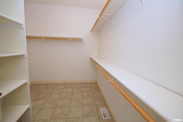 5529 Baraboo Court, Davenport, IA 52804