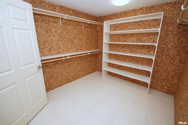 5529 Baraboo Court, Davenport, IA 52804