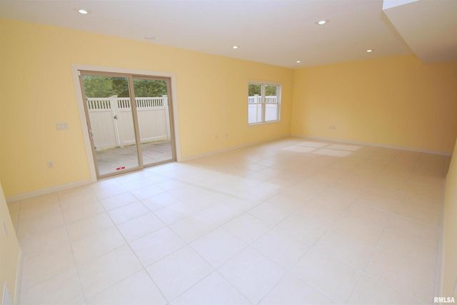 5529 Baraboo Court, Davenport, IA 52804