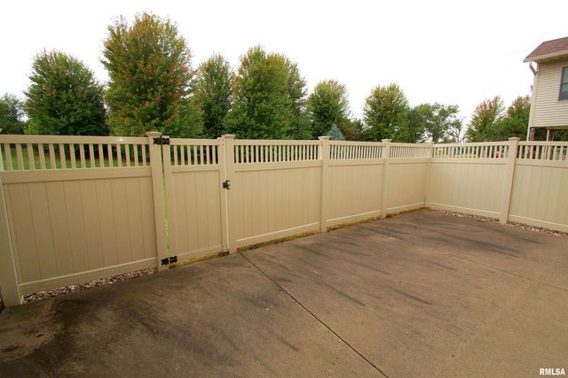 5529 Baraboo Court, Davenport, IA 52804