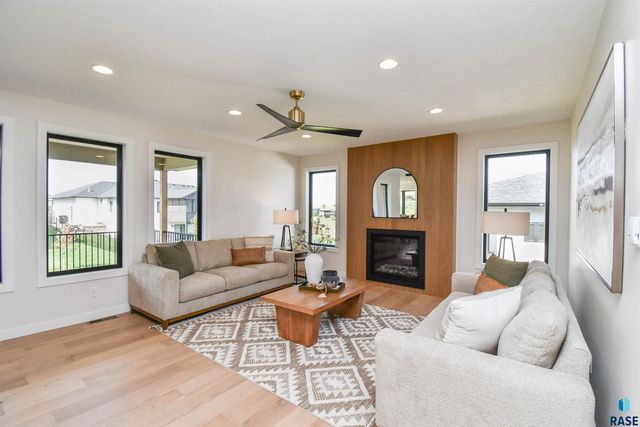 2501 S Meadowview Ave Avenue, Sioux Falls, SD 57110