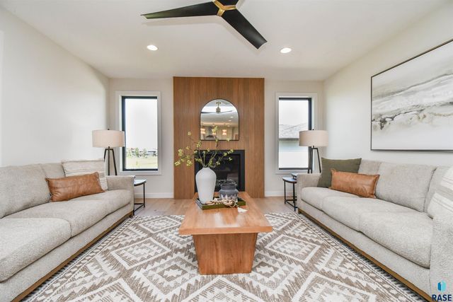 2501 S Meadowview Ave Avenue, Sioux Falls, SD 57110